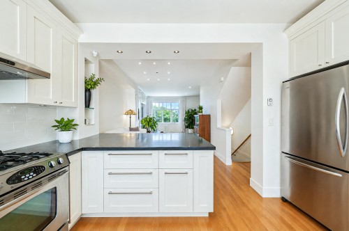 5603 Willow Street, Vancouver, BC - Indoor Photo Showing Kitchen With Upgraded Kitchen