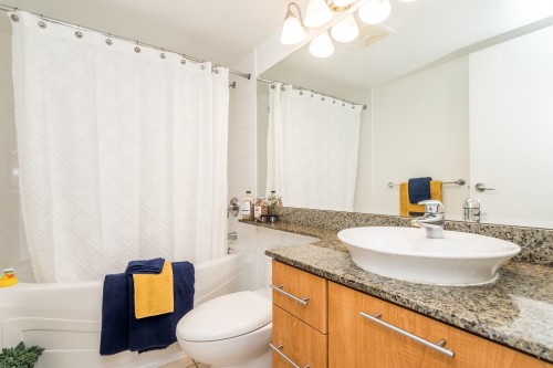511-7831 Westminster Highway, Richmond, BC - Indoor Photo Showing Bathroom