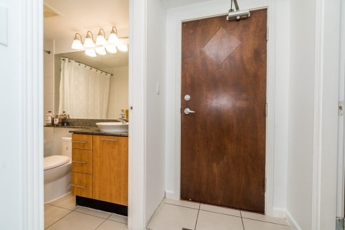 511-7831 Westminster Highway, Richmond, BC - Indoor Photo Showing Bathroom