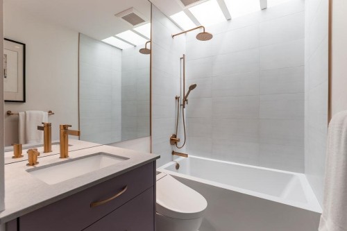 3420 1St Avenue W, Vancouver, BC - Indoor Photo Showing Bathroom