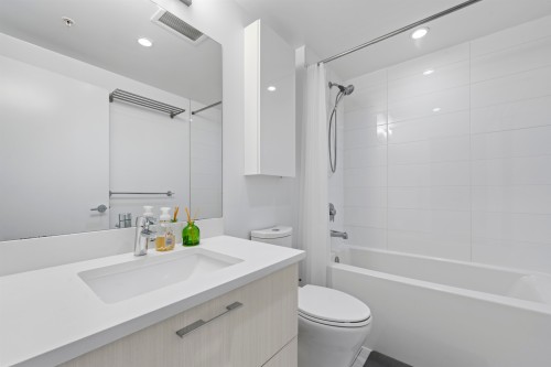 404-518 Whiting Way, Coquitlam, BC - Indoor Photo Showing Bathroom