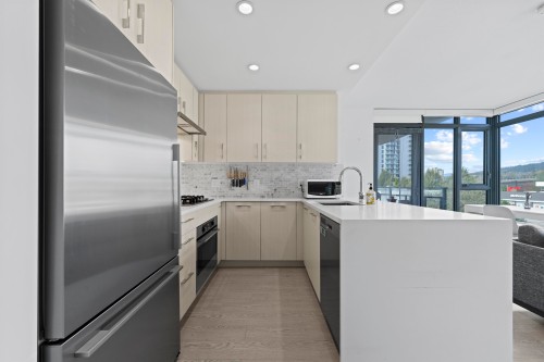 404-518 Whiting Way, Coquitlam, BC - Indoor Photo Showing Kitchen With Upgraded Kitchen