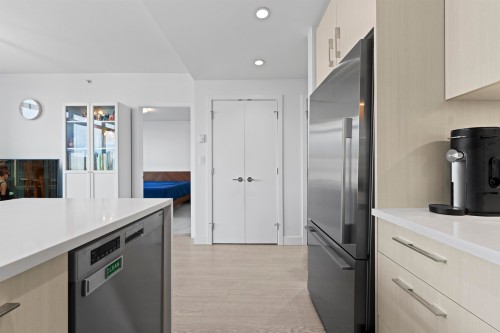 404-518 Whiting Way, Coquitlam, BC - Indoor Photo Showing Kitchen