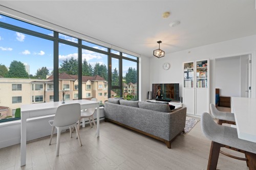 404-518 Whiting Way, Coquitlam, BC - Indoor Photo Showing Living Room