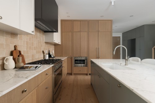 2-242 20Th Avenue E, Vancouver, BC - Indoor Photo Showing Kitchen With Upgraded Kitchen