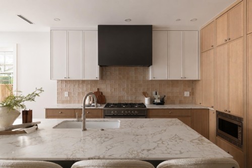 2-242 20Th Avenue E, Vancouver, BC - Indoor Photo Showing Kitchen With Upgraded Kitchen