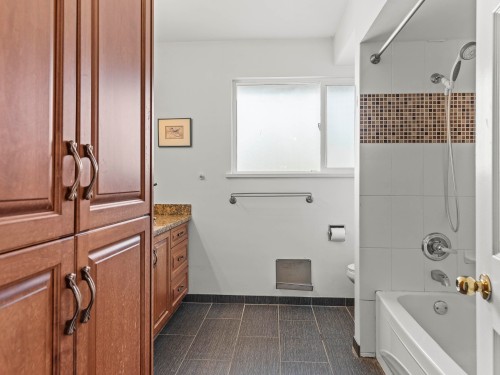 3369 Price Street, Vancouver, BC - Indoor Photo Showing Bathroom