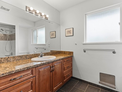 3369 Price Street, Vancouver, BC - Indoor Photo Showing Bathroom