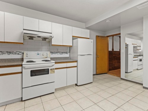 3369 Price Street, Vancouver, BC - Indoor Photo Showing Kitchen
