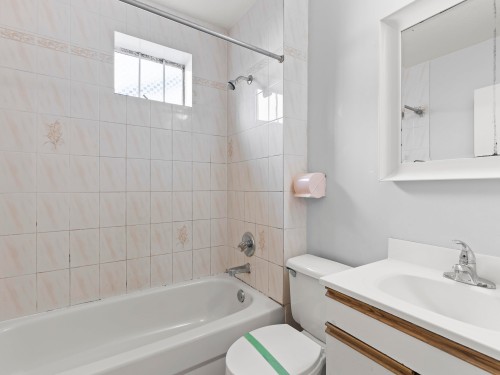 3369 Price Street, Vancouver, BC - Indoor Photo Showing Bathroom