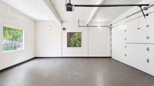 4468 Stone Crescent, West Vancouver, BC - Indoor Photo Showing Garage