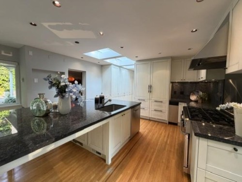 4468 Stone Crescent, West Vancouver, BC - Indoor Photo Showing Kitchen With Upgraded Kitchen
