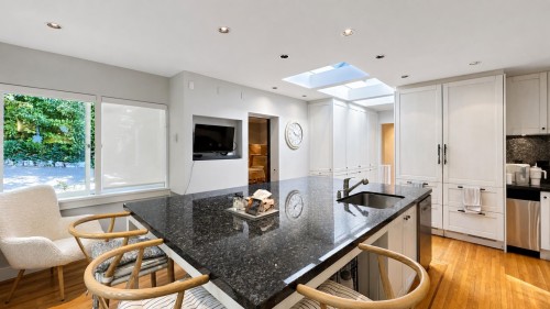 4468 Stone Crescent, West Vancouver, BC - Indoor Photo Showing Kitchen With Upgraded Kitchen