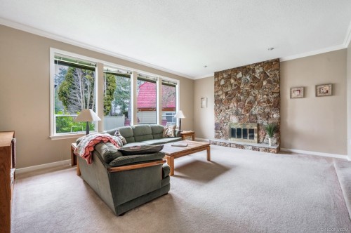 7720 Waterton Drive, Richmond, BC - Indoor Photo Showing Living Room With Fireplace