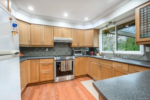7720 Waterton Drive, Richmond, BC - Indoor Photo Showing Kitchen With Double Sink