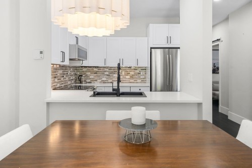 404-5605 Hampton Place, Vancouver, BC - Indoor Photo Showing Kitchen With Upgraded Kitchen