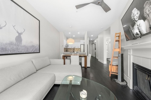 404-5605 Hampton Place, Vancouver, BC - Indoor Photo Showing Living Room With Fireplace