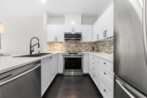 404-5605 Hampton Place, Vancouver, BC - Indoor Photo Showing Kitchen With Upgraded Kitchen
