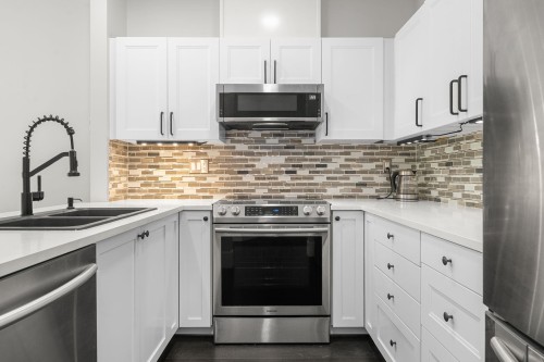 404-5605 Hampton Place, Vancouver, BC - Indoor Photo Showing Kitchen With Double Sink With Upgraded Kitchen