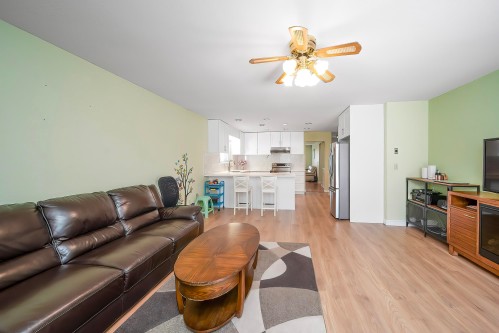 11 Harbour Place, Port Moody, BC - Indoor Photo Showing Living Room
