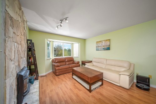 11 Harbour Place, Port Moody, BC - Indoor Photo Showing Living Room
