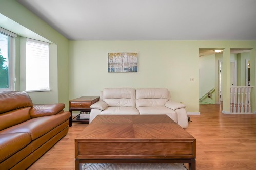 11 Harbour Place, Port Moody, BC - Indoor Photo Showing Living Room