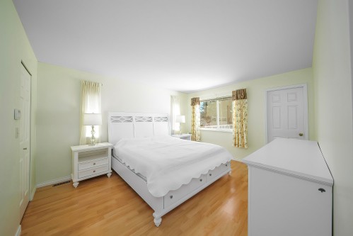 11 Harbour Place, Port Moody, BC - Indoor Photo Showing Bedroom