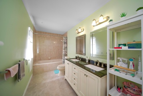 11 Harbour Place, Port Moody, BC - Indoor Photo Showing Bathroom