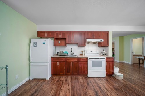 11 Harbour Place, Port Moody, BC - Indoor Photo Showing Kitchen