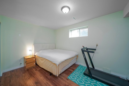 11 Harbour Place, Port Moody, BC - Indoor Photo Showing Bedroom