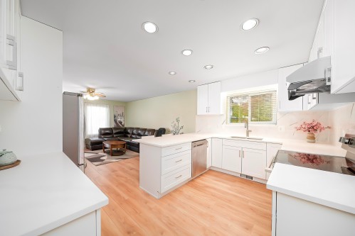 11 Harbour Place, Port Moody, BC - Indoor Photo Showing Kitchen