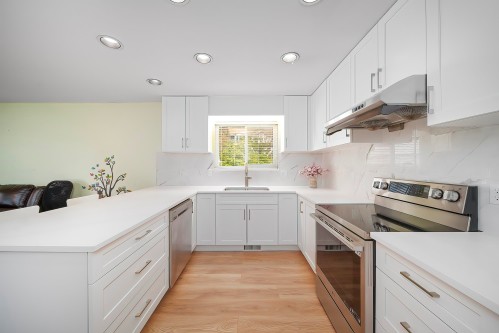 11 Harbour Place, Port Moody, BC - Indoor Photo Showing Kitchen With Upgraded Kitchen