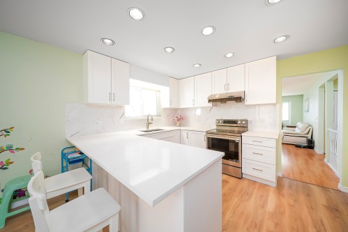 11 Harbour Place, Port Moody, BC - Indoor Photo Showing Kitchen