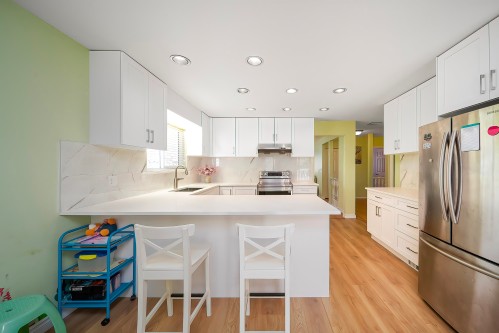 11 Harbour Place, Port Moody, BC - Indoor Photo Showing Kitchen With Upgraded Kitchen