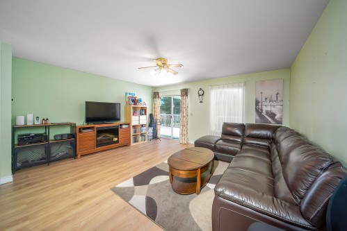 11 Harbour Place, Port Moody, BC - Indoor Photo Showing Living Room