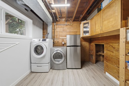 12092 Glenhurst Street, Maple Ridge, BC - Indoor Photo Showing Laundry Room