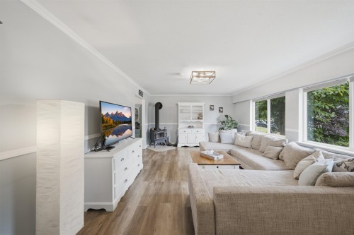 12092 Glenhurst Street, Maple Ridge, BC - Indoor Photo Showing Living Room