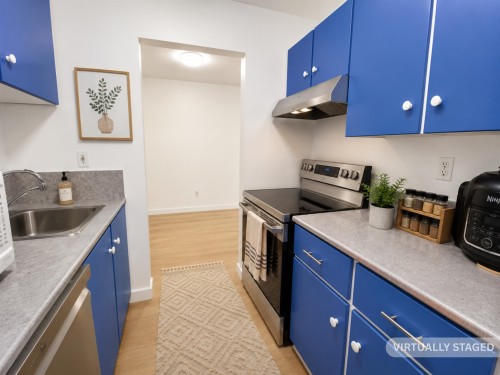 303-9890 Manchester Drive, Burnaby, BC - Indoor Photo Showing Kitchen
