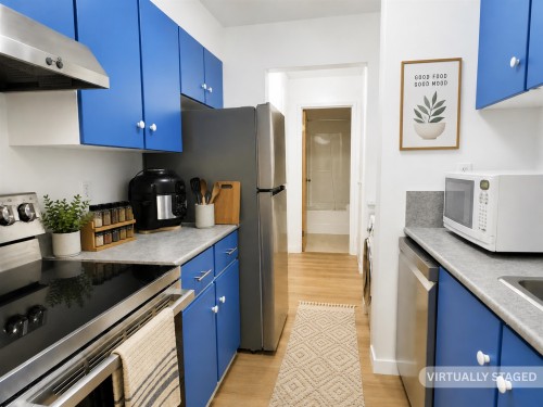 303-9890 Manchester Drive, Burnaby, BC - Indoor Photo Showing Kitchen