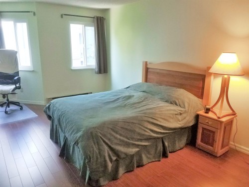 303-9890 Manchester Drive, Burnaby, BC - Indoor Photo Showing Bedroom