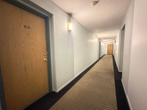 303-9890 Manchester Drive, Burnaby, BC - Indoor Photo Showing Other Room