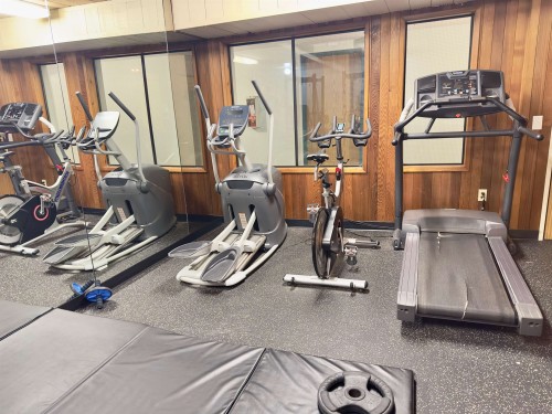 303-9890 Manchester Drive, Burnaby, BC - Indoor Photo Showing Gym Room