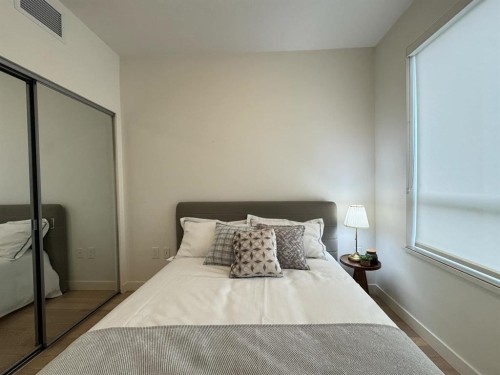 321-4033 May Drive, Richmond, BC - Indoor Photo Showing Bedroom
