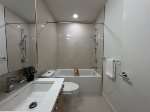 321-4033 May Drive, Richmond, BC - Indoor Photo Showing Bathroom