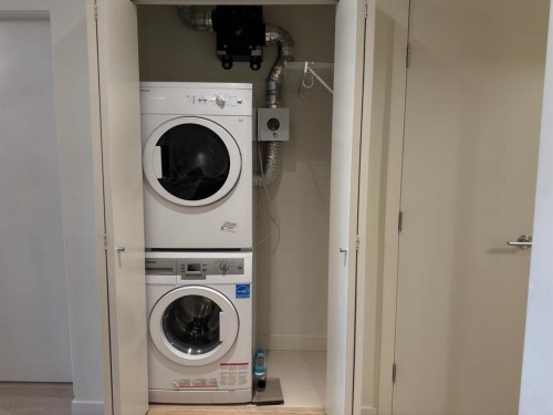 321-4033 May Drive, Richmond, BC - Indoor Photo Showing Laundry Room