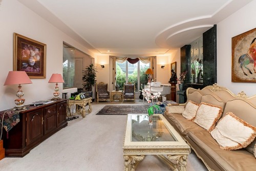 1548 Parkway Boulevard, Coquitlam, BC - Indoor Photo Showing Living Room