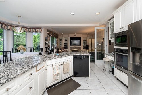 1548 Parkway Boulevard, Coquitlam, BC - Indoor Photo Showing Kitchen With Upgraded Kitchen