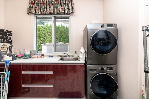 1548 Parkway Boulevard, Coquitlam, BC - Indoor Photo Showing Laundry Room