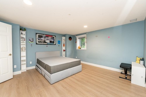 1548 Parkway Boulevard, Coquitlam, BC - Indoor Photo Showing Bedroom