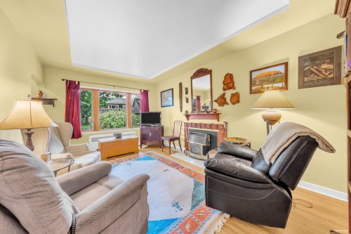 956 21St Avenue E, Vancouver, BC - Indoor Photo Showing Living Room With Fireplace